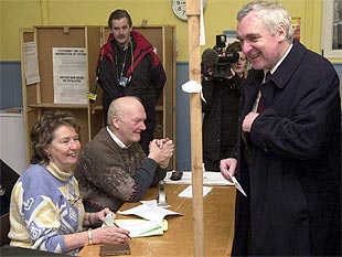 El primer ministro irlandés, Bertie Ahern, deposita su voto en un colegio de Dublín.