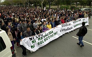 Alrededor de un millar de estudiantes de secundaria se han manifestado esta mañana por las calles de Valencia.