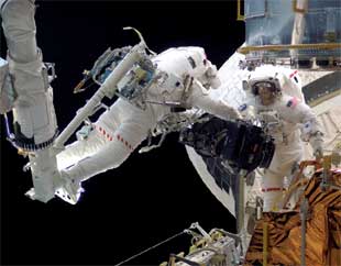 La NASA  concluye con éxito el  último paseo espacial para reparar el 'Hubble'