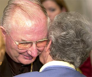 O'Connell recibe el apoyo de una feligresa tras la rueda de prensa.
