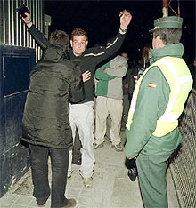 Un vigilante de seguridad cachea a un joven en presencia de la Guardia Civil a la entrada de la fiesta de Armilla.