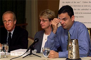 Rick Gómez, víctima de los abusos del padre William Burke junto a su madre durante la vista.