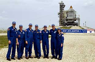 La tripulación del  Atlantis , frente a la lanzadera.