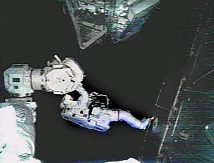 Los astronautas del 'Atlantis' inician con éxito un largo paseo espacial sobre la ISS