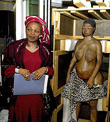 La embajadora de Suráfrica en Francia, Thuthukile Edy Skweyiya, y la 'Venus hotentote'.