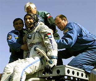 Aterriza la nave Soyuz en la que viajaba el turista espacial surafricano