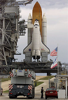 El  Endeavour  permanece atracado en el muelle 39 de Cabo Cañaveral a la espera de ser lanzado al espacio.