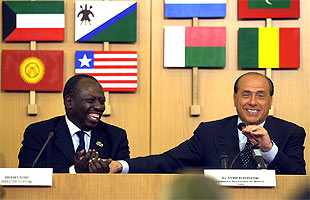 Berlusconi bromea con Diouf durante la rueda de prensa conjunta.