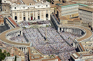 Vista de pájaro de la Basílica de San Pedro y la plaza en la canonización del Padre Pío.
