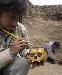 Dos arqueólogos trabajan en el yacimiento de Armatambo donde se hallaron las momias.