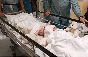 Las siamesas María Teresa Quiej-Álvarez y Maria de Jesus son llevadas a la sala de cirugía para ser separadas.