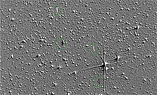 Composición digital de dos imágenes en la que se aprecian,  rodeados por un círculo, los dos hipotéticos fragmentos de la  Contour .