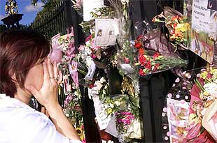 El Palacio de Kensington vuelve a cubrirse un año más con flores y recuerdos de la princesa.