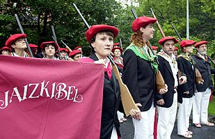 La compañía mixta Jaizkibel intenta sumarse al Alarde de armas organizado por los defensores del desfile tradicional.