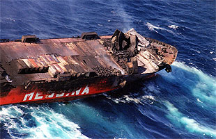 Imagen del humeante  Jolly Robino , varado a 200 metros de la costa este de Suráfrica.