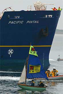 Llega a Inglaterra  un barco japonés cargado con cinco toneladas de combustible nuclear