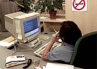 Un empleado ignoa la prohibición de fumar en su lugar de trabajo.