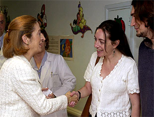 La ministra Pastor saluda a los papás de Lucas, durante su visita hoy al niño en el Gregorio Marañón.