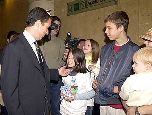 Zaplana presenta su plan de ayudas a las familias numerosas