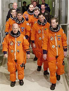 Los astronautas salen del transbordador, entre ellos López Alegría.