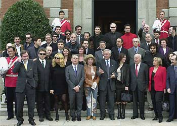 Algunos de los galardonados con el Premio Ondas posan junto al alcalde de Barcelona, Joan Clos, y el presidente del Grupo PRISA, Jesús de Polanco.