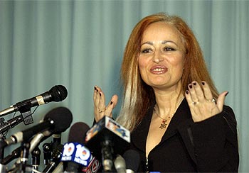 La  obispa  raeliana Brigitte Boisselier, durante el anuncio en Miami fr la clonación de un bebé.