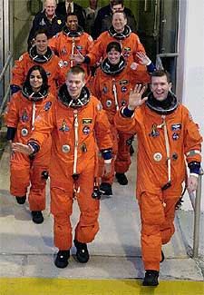 Los siete tripulantes del  Columbia , el 16 de enero, minutos antes de embarcar en la nave.