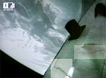 La imagen, tomada por la televisión israelí 11 días antes de la tragedia durante una entrevista con el astronauta Ilan Ramon, muestra dos posibles grietas en el ala izquierda del 'Columbia'