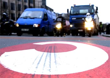 Un vehículo entra en la  zona C  o de acceso restringido, que ocupa un área de unos 20 kilómetros.