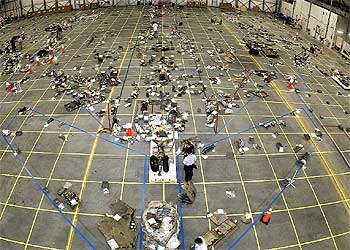 En la imagen, reconstrucción que se está haciendo del 'Columbia' con los restos encontrados.