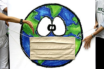  Una tierra enferma  es el lema de una protesta celebrada en Hong Kong en el Día Mundial de la Tierra.