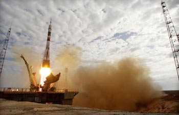 La nave  Soyuz TMA-2  despega del cosmódromo de Baikonur.