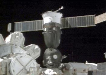 Momento en el que la nave 'atraca' en la ISS, captada por televisión.