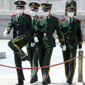 Soldados chinos, hoy en la plaza de Tiananmen, en Pekín.