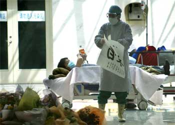 Un enfermo reposa en un pasillo de un hospital de Pekín.