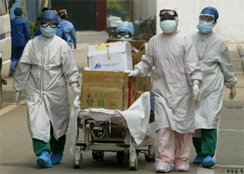 Personal sanitario de un hospital de Pekín se cubre la cara con mascarillas.