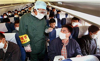 La compañía china Southern Airlines ha colocado un doctor en cada vuelo para detectar infectados entre los pasajeros.