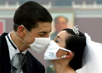 Una pareja china, durante la sesión de fotos de su boda en la plaza de Tiananmen.