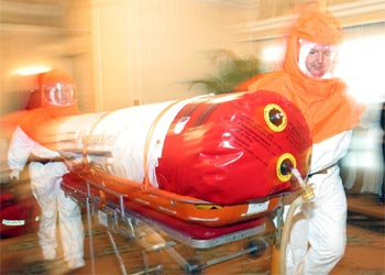 Técnicos sanitarios de Singapur muestran un sistema de evacuación para enfermos de neumonía asiática.