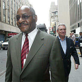 Howell Raines, detrás del editor ejecutivo del  New York Times , Gerald Boyd.