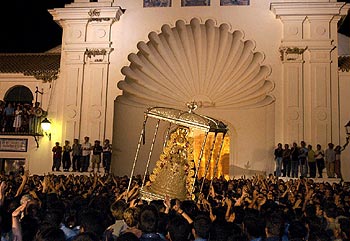 Los almonteños sacan en volandas a su virgen en medio de un gran gentío.