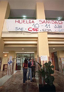 Un cartel relativo a la huelga en un hospital madrileño.