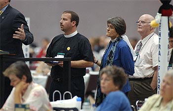 Delegados de la Iglesia Episcopaliana esperan su turno para expresar su opinión sobre las bodas entre  gays .