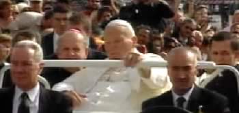 Juan Pablo II llega a la Plaza de San Pedro en el 'Papamóvil'.