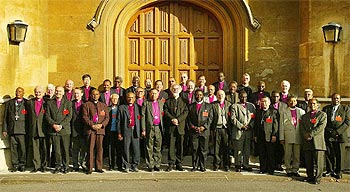 El arzobispo de Canterbury, Rowan Williams, posa con los 38 primados de la Iglesia Anglicana en el palacio de Lambeth.