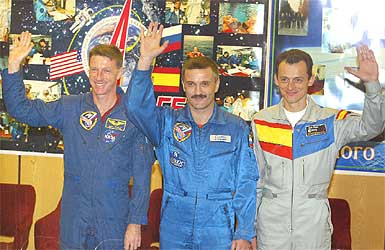De izquierda a derecha, los astronautas Michael Foale, Alexander Kaleri y Pedro Duque, ayer, en la base de Baikonur. rnrn ASSOCIATED PRESS