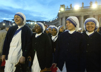 Un grupo de misioneras de la caridad esperan el inicio de la ceremonia en la Plaza de San Pedro.