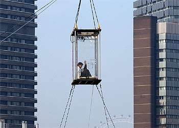 Imagen de la caja donde Blaine pasa 44 días de ayuno.