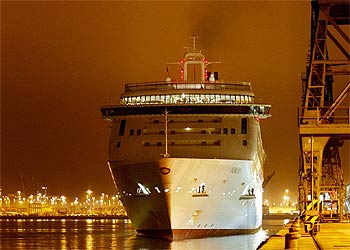 El barco británico  Aurora , a su llegada a Londres tras 17 días de travesía.