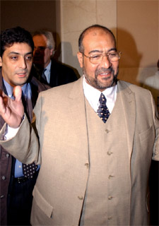 El imam Mohamed Kamal Mostafa (derecha) a su llegada hoy a los juzgados de Barcelona.